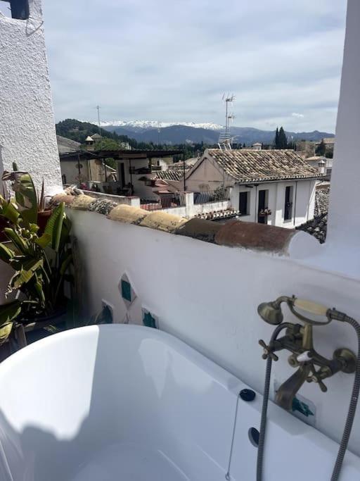 Dom wakacyjny Cosy House, Sunny Terrace, Amazing Views & Outdoor Bathtub! Grenada