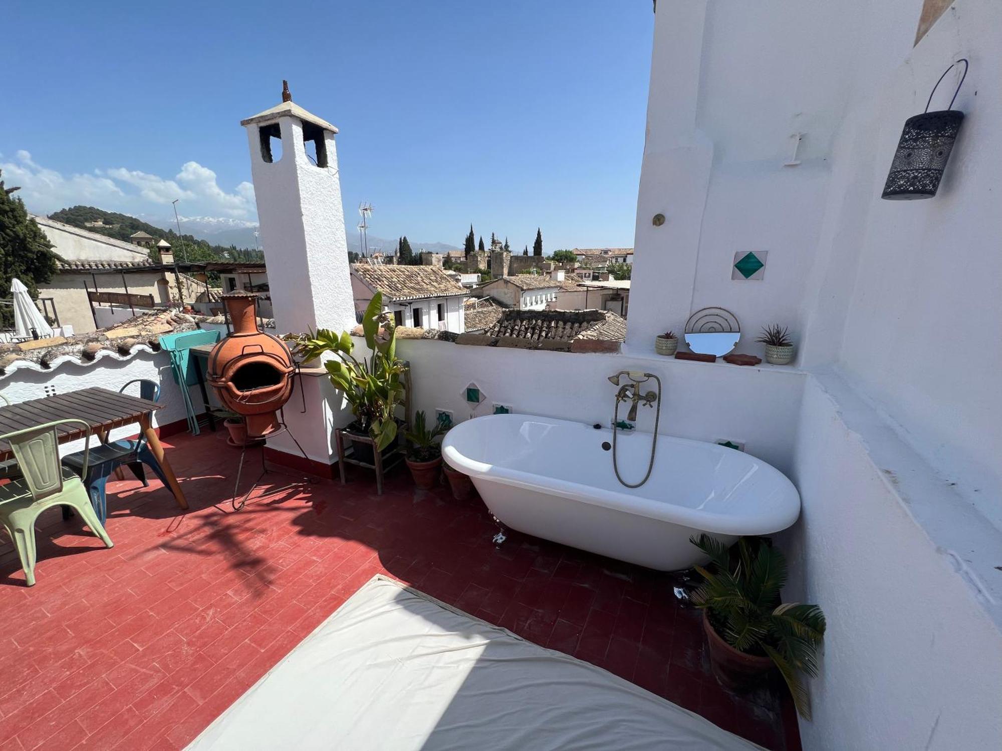 Cosy House, Sunny Terrace, Amazing Views & Outdoor Bathtub! Dom wakacyjny *